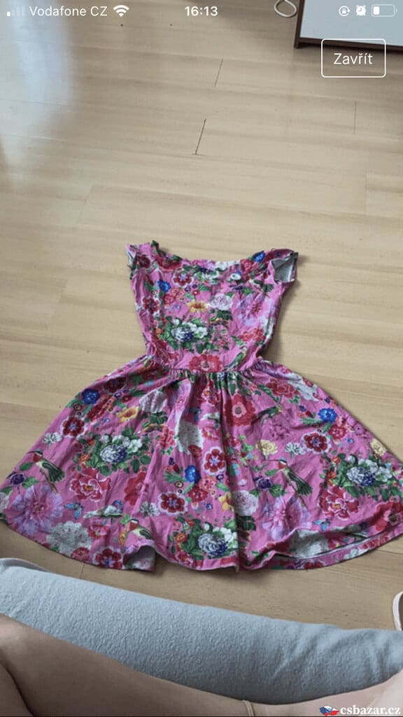 Dětské šaty s květinovým vzorem na růžovém podkladu, vhodné na jaro a léto.