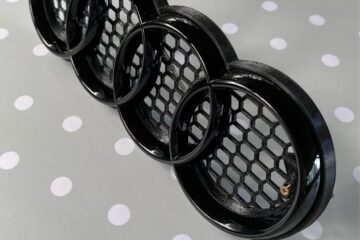 AUDI držák znaku do RS masky –