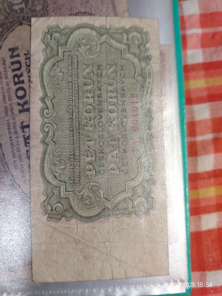 Nepoužité bankovky 5000 a 200 Kč, staré a nevyužité, vhodné pro sběratele nebo jako památka.