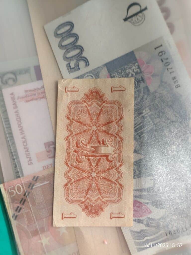 Nepoužité bankovky 5000 a 200 Kč na prodej, vhodné pro sběratele nebo jako investice.