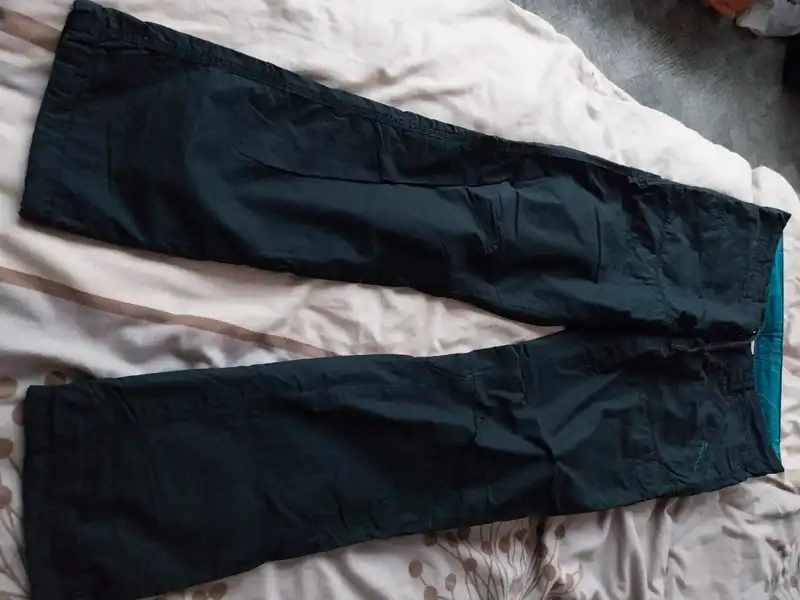 Černé kalhoty značky SAM, velikost S, s podšívkou, vhodné na zimu nebo sport.