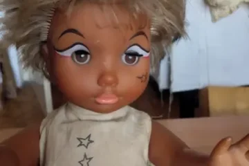 Starožitná pannenka s vlasy a strojkem