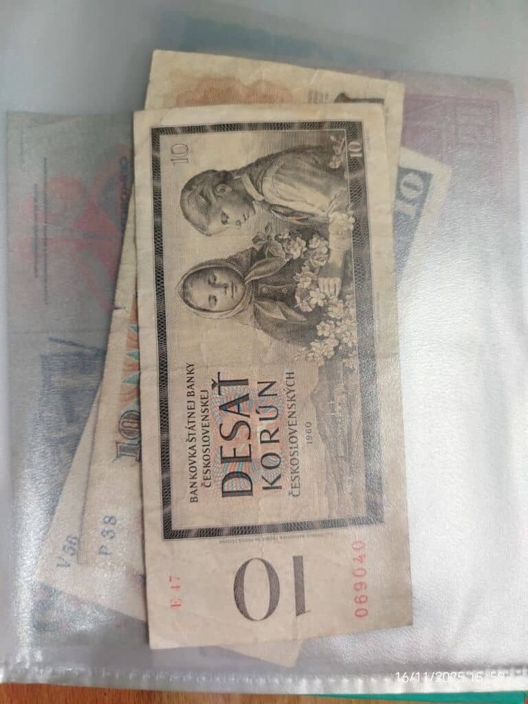 Bankovky 5000 a 200 Kč, nové a nepoužité.