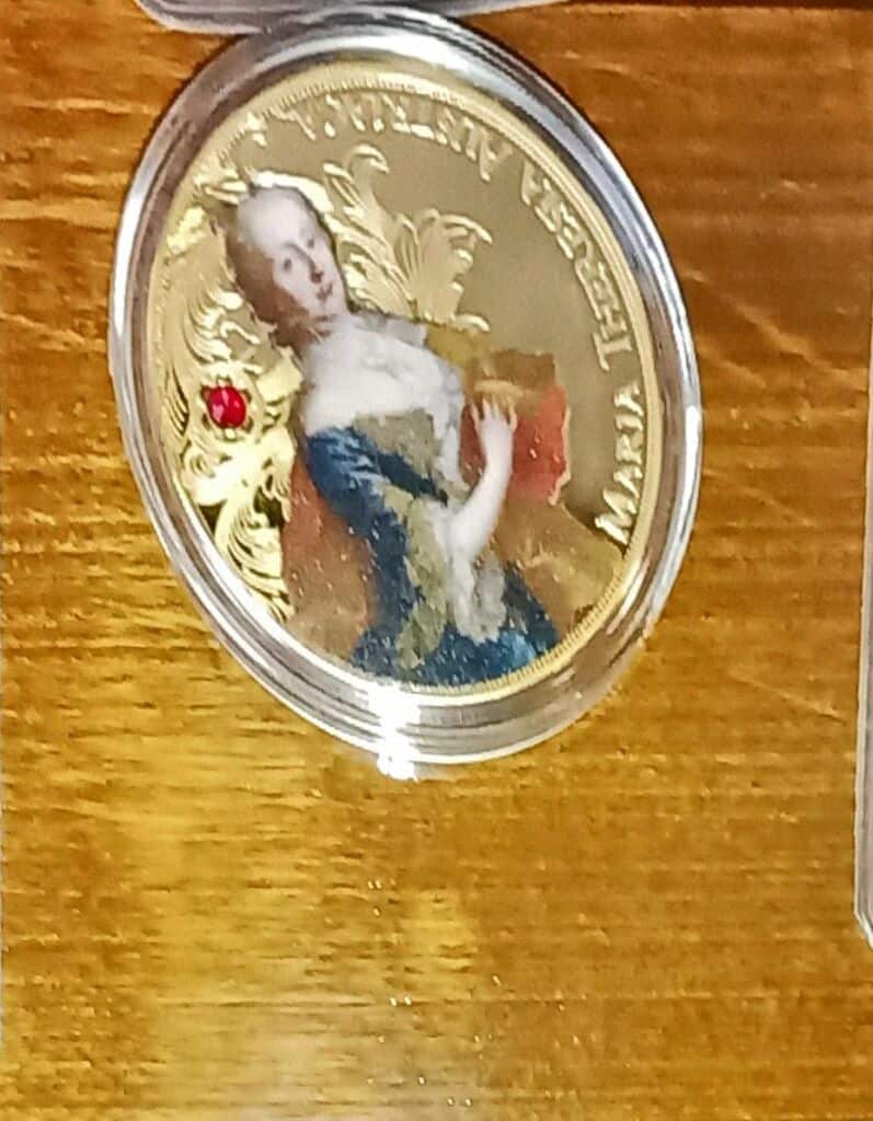Stříbrná mince s portrétem ženy a detailní rytinou, vhodná pro sběratele nebo jako dárek.