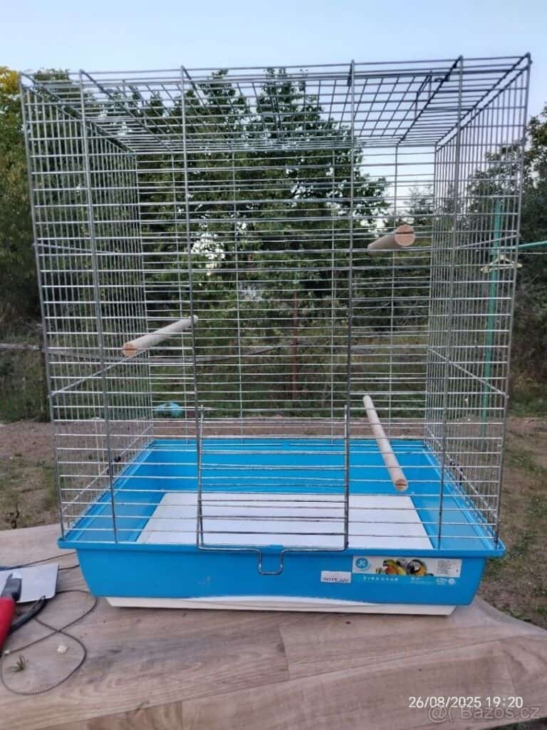 Klec na ptactvo s budkou, vhodná pro chov a odchov ptáků, s prostorným vnitřním prostorem a odnímate.