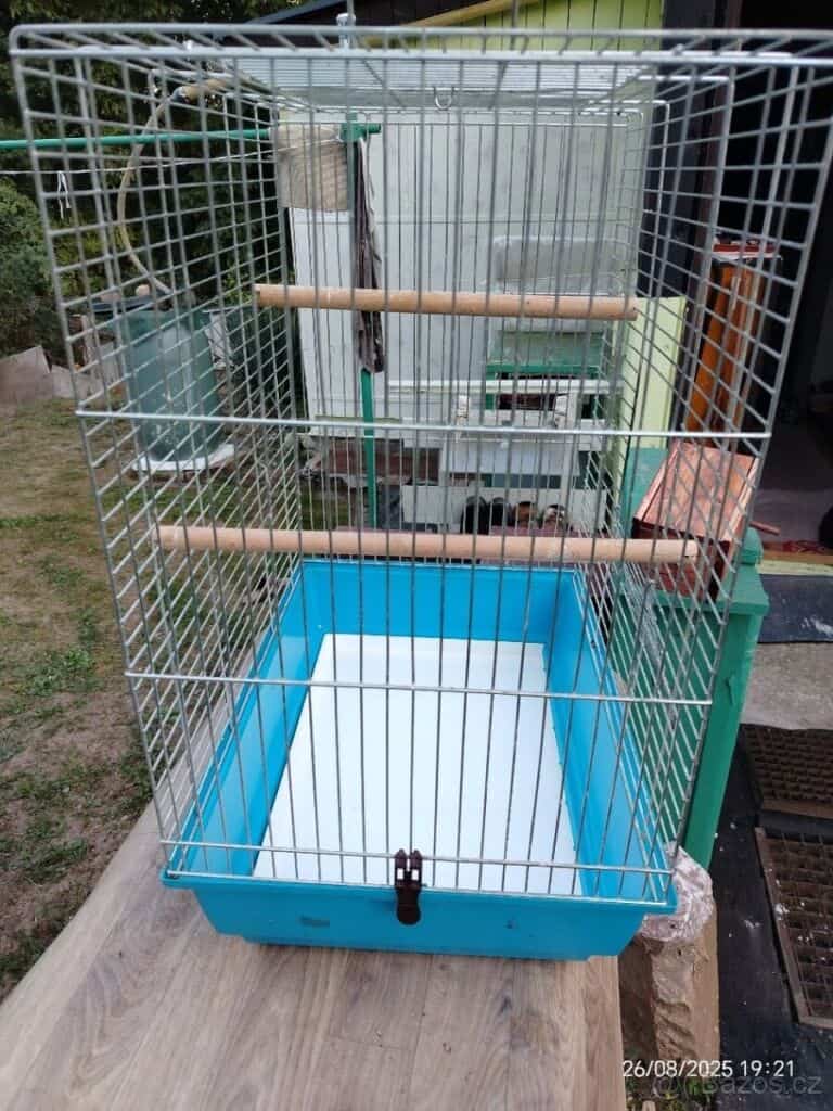 Klec na ptactvo s budkou, vhodná pro chov a přepravu ptáků, s bezpečnostními dvířky a odnímatelnou m.