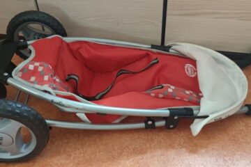 Pěkný kočárek pro panenky