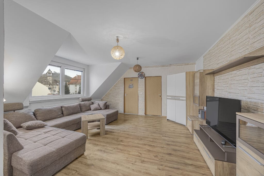 Byt 3+1 s prostorným obývacím pokojem a moderním vybavením v Teplicích.