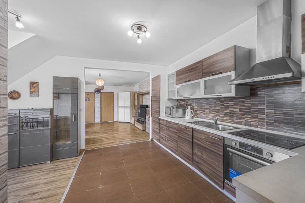 Moderní kuchyně v bytě 3+1 na ul. U Hadích lázní, Teplice, s vestavěnými spotřebiči.