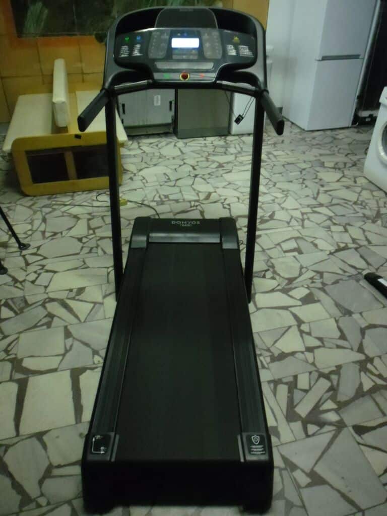 Běžecký pás Domyos T540C pro domácí fitness, v dobrém stavu. Ideální pro kardio trénink a zlepšení k.