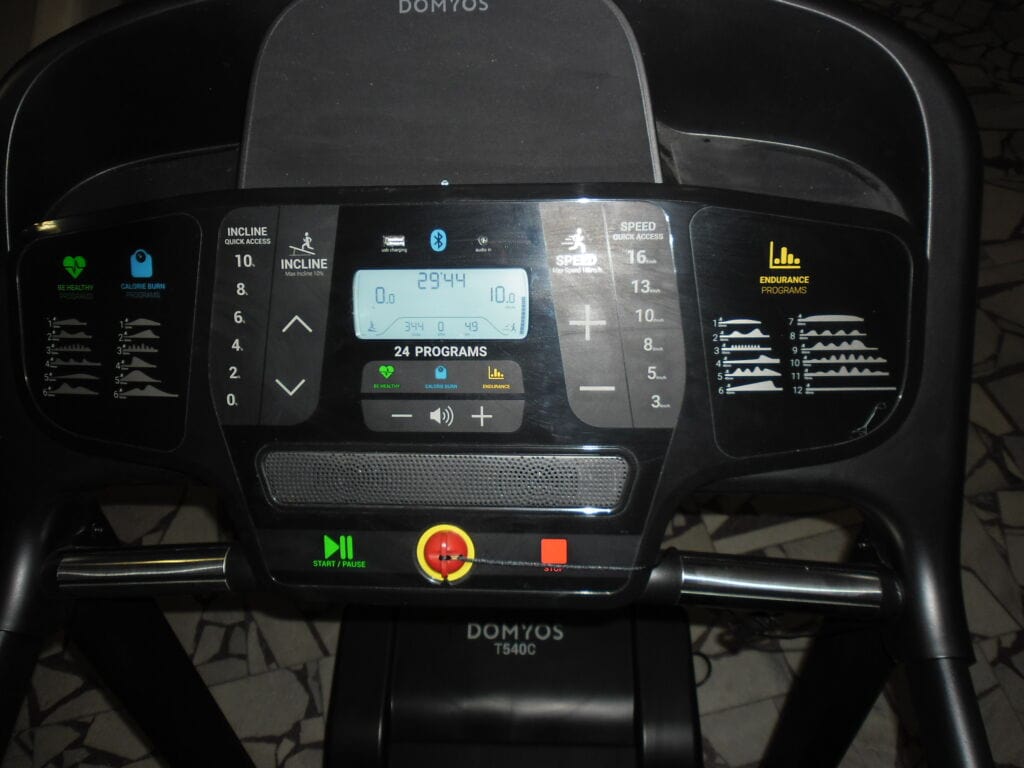 Ovládací panel běžeckého pásu Domyos T540C s displejem a funkcemi.