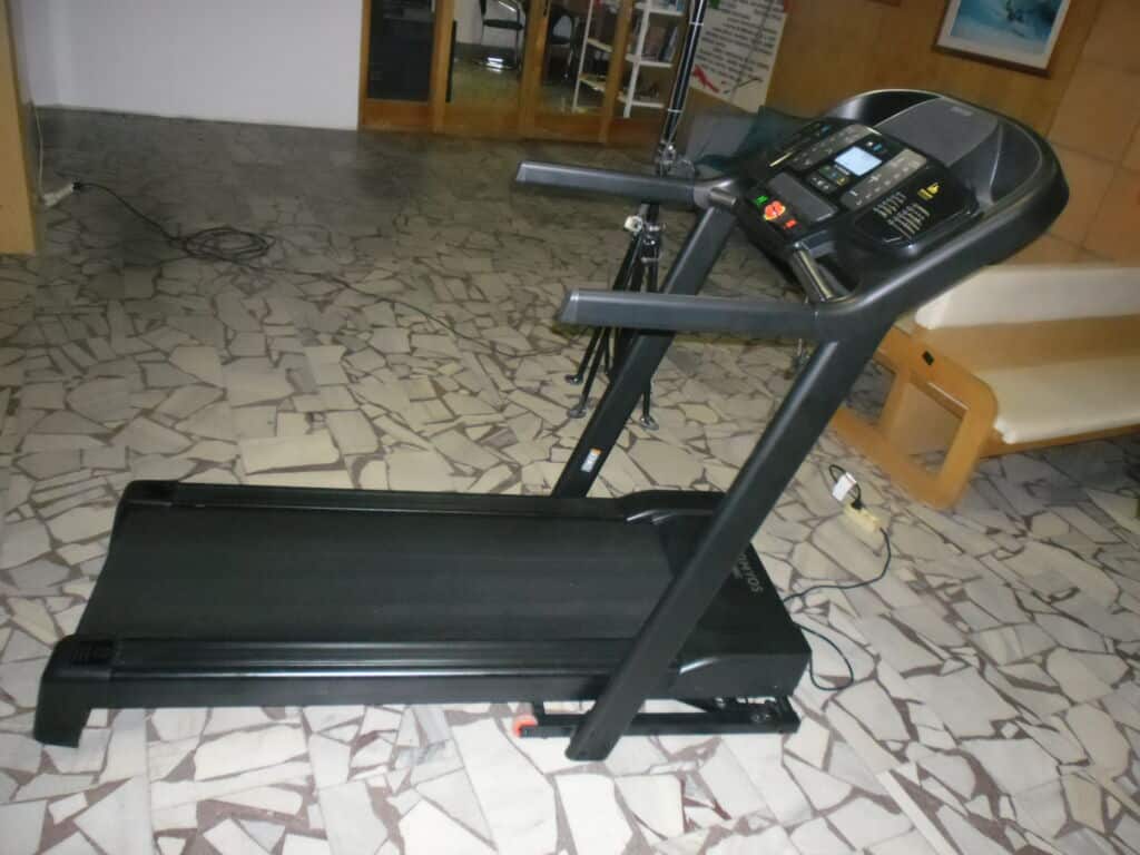 Běžecký pás Domyos T540C s ovládacím panelem a madly.