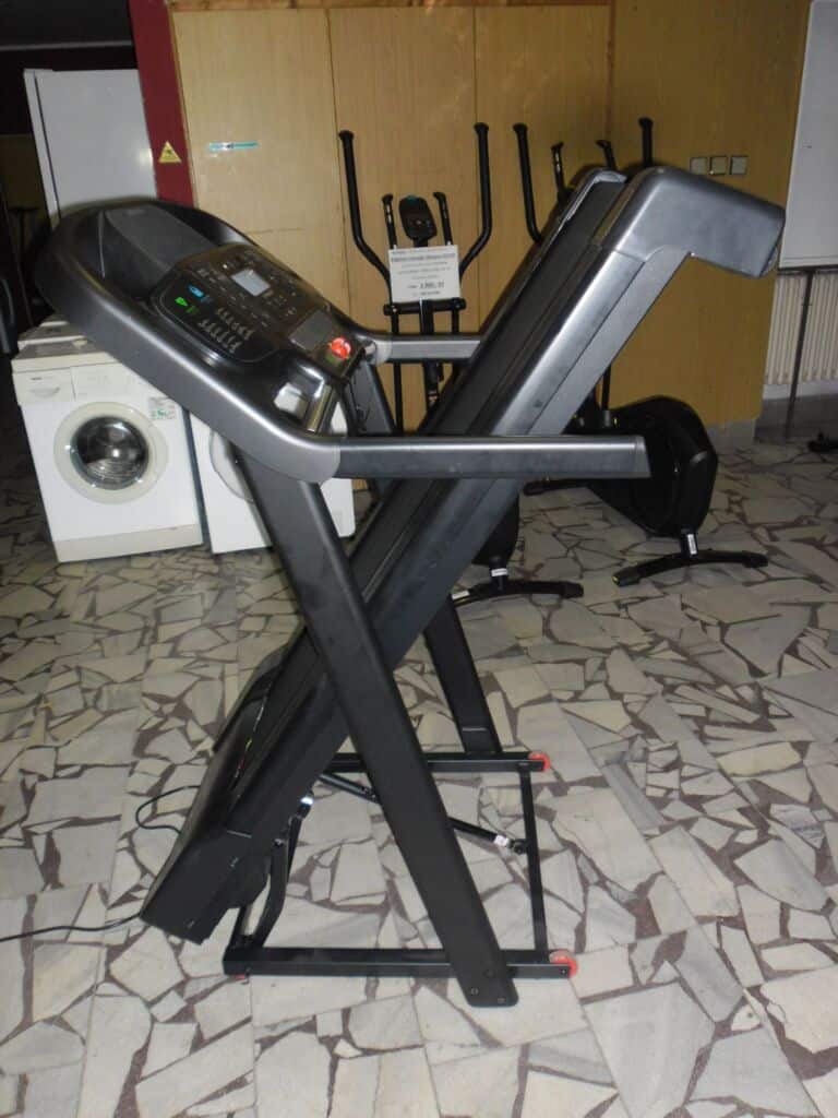 Běžecký pás Domyos T540C pro domácí fitness, skládací model.