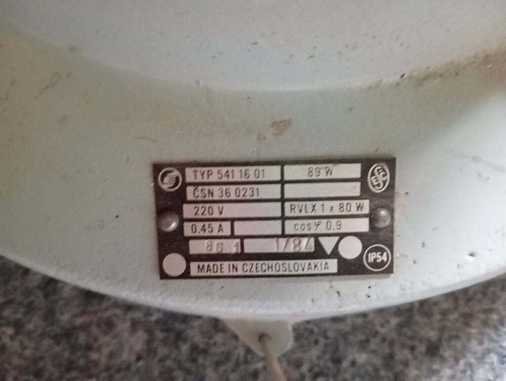 Lustr s označením typu a technickými údaji na štítku.