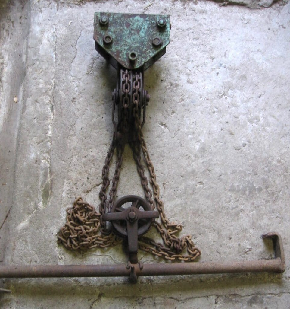 Bazar, nabídka, prodej, nabízím, prodám starý zámek s řetězem na opravu nebo sběratelské účely.