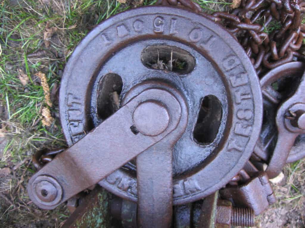 Bazar, nabídka, prodej, nabízím, prodám starý vážící válec s řetězem.