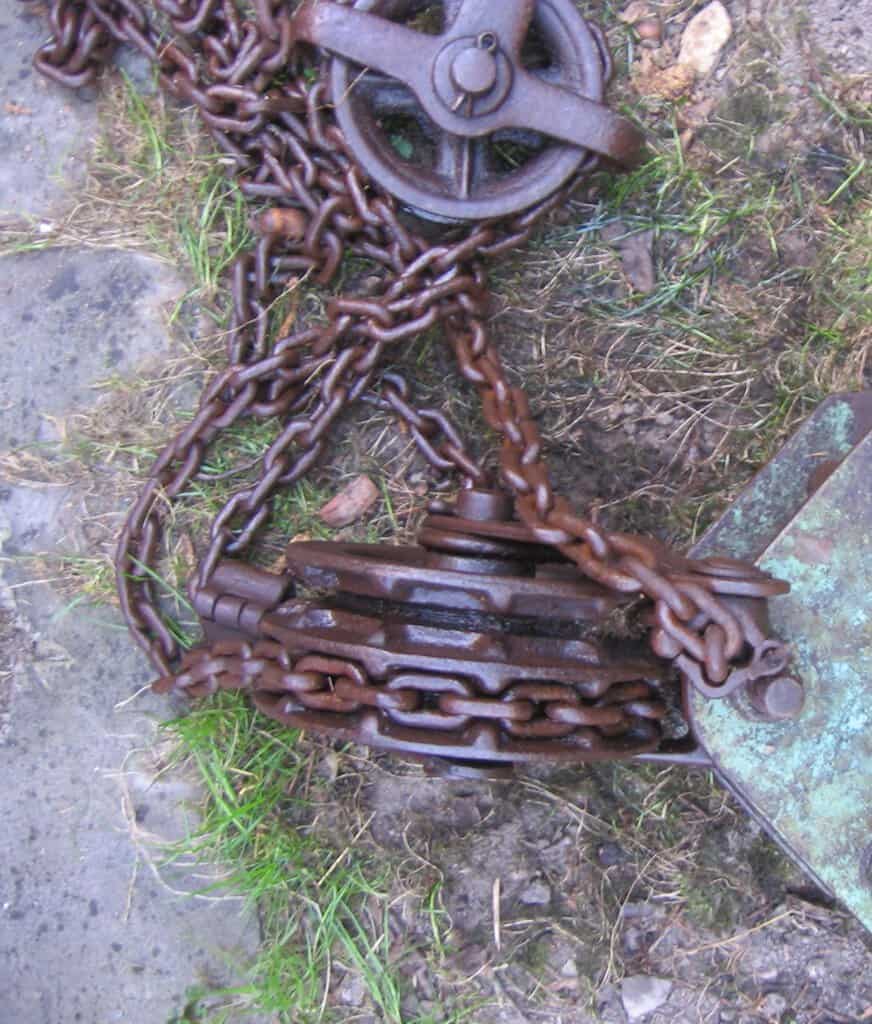 Bazar, nabídka, prodej řetězu a zámku, nabízím staré kování.