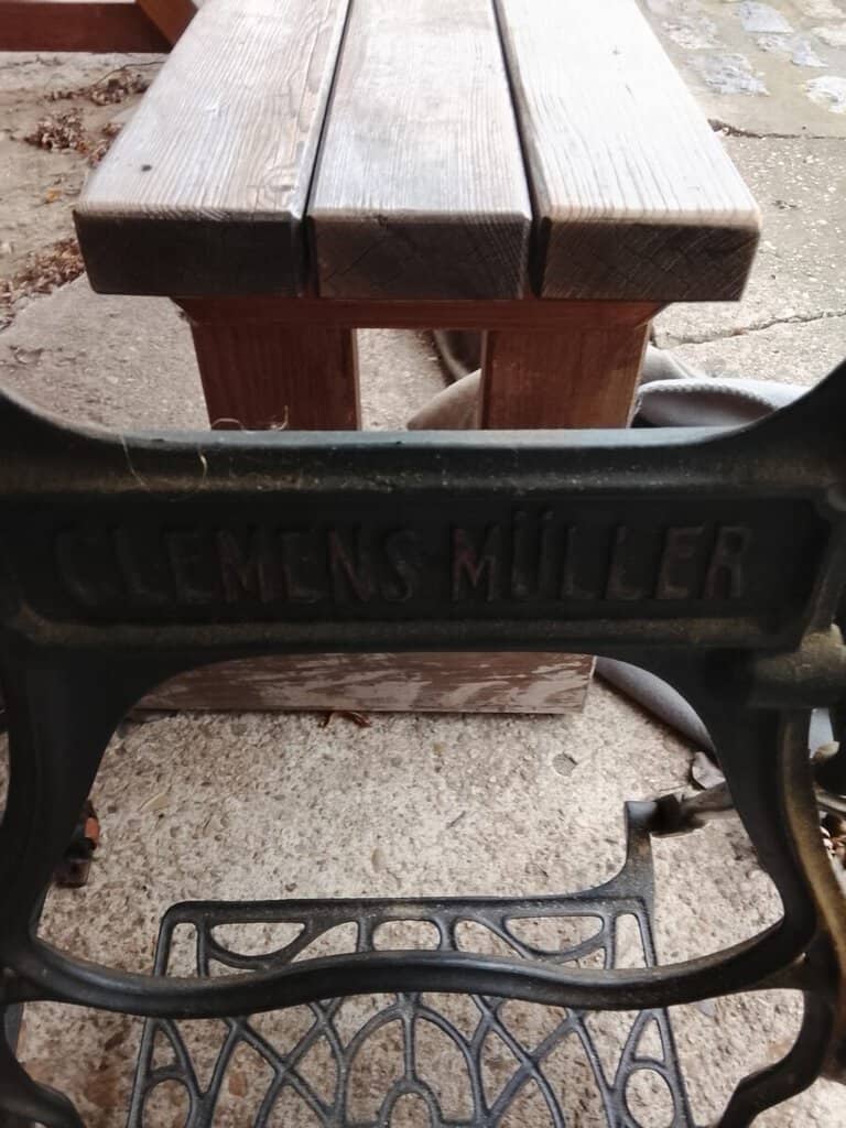 Bazar, nabídka, prodej, nabízím, prodám starý dřevěný stůl.