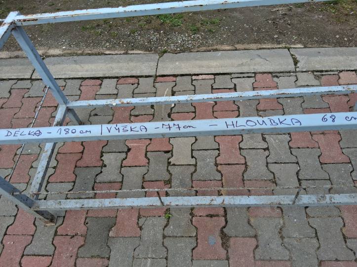 Dřevěná konstrukce na bazar s rozměry, vhodná pro různé použití, nabízím k prodeji.