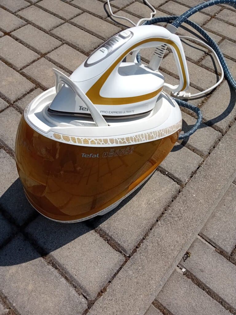 Žehlička Tefal na prodej, bazar, nabídka, vhodná k žehlení oděvů.