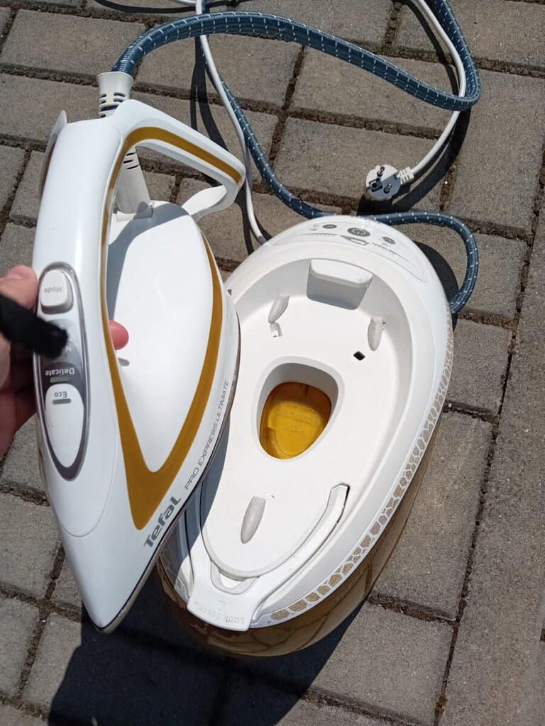 Žehlička a parní generátor na bazarové nabídky, prodám nebo nabízím k prodeji, vhodné pro domácí pou.