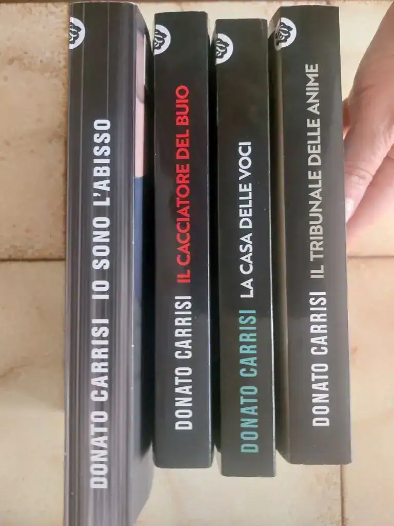 Čtyři knihy v italštině a angličtině s názvy od Donaťa Carrisiho.