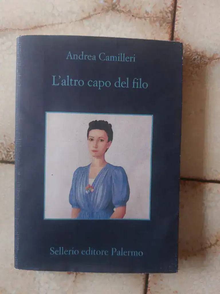 Knihy v italštině a angličtině.