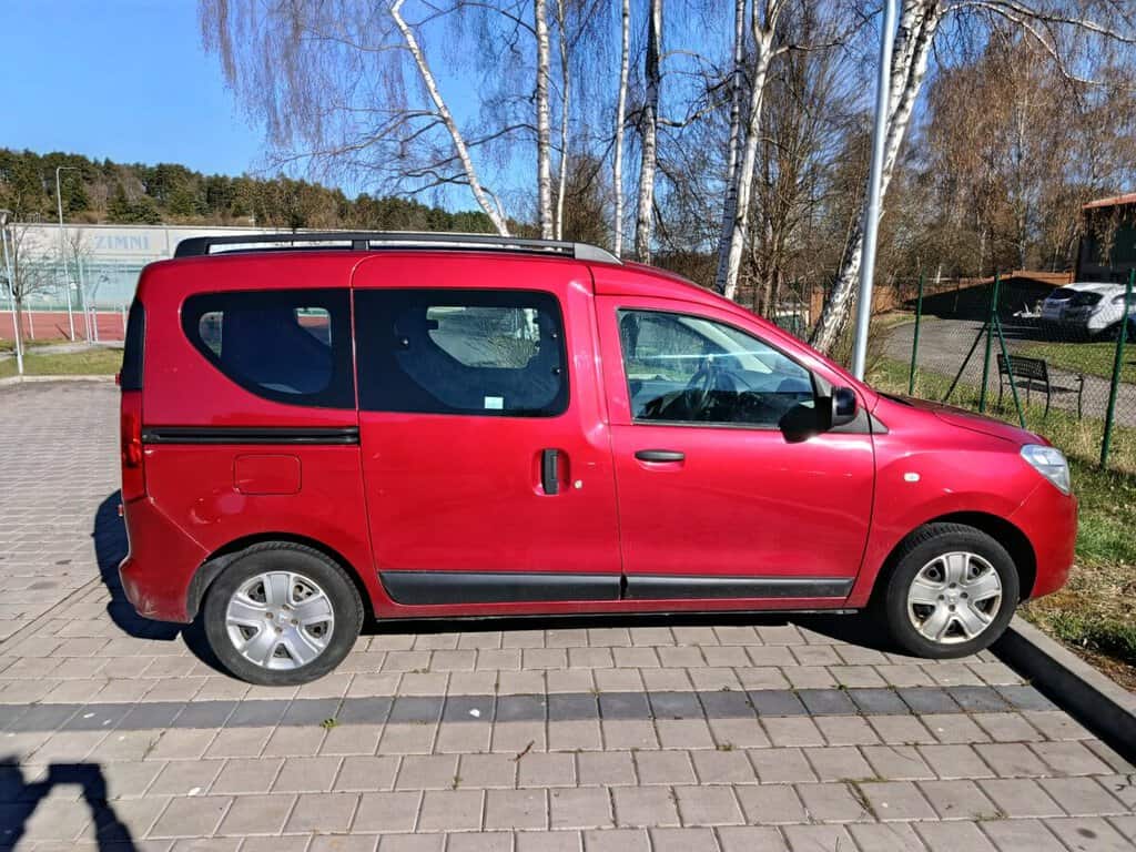 Prodej červeného vozu v bazaru, nabídka, prodám, nabízím.