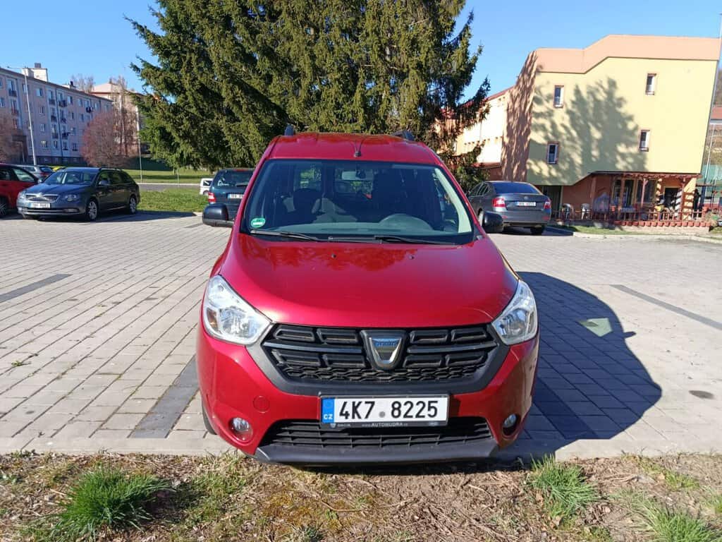 Bazar, nabídka, prodej, nabízím, prodám červený automobil.