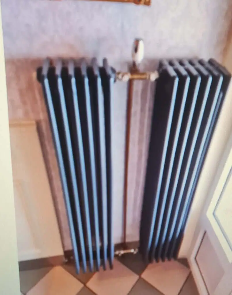 Retro trubkový radiátor, použitý plechový radiátor, vhodný do starších bytů nebo domů.