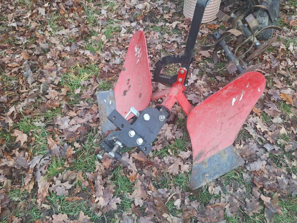 Zahradní sekačka na trávu s červeným rámem, vhodná pro údržbu zahrad, bazarová nabídka.