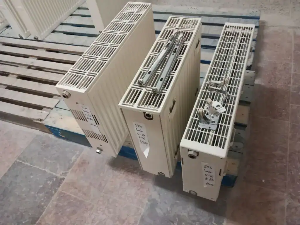 Radiátory na prodej, použité, vhodné do topných systémů.