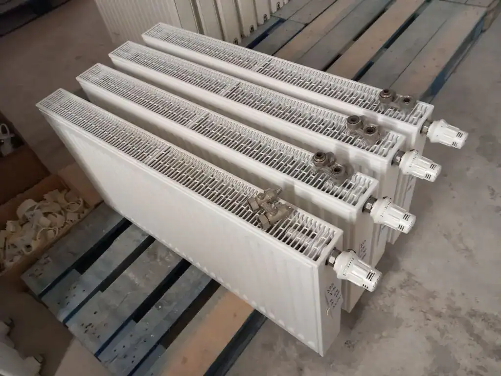 Radiátor na topení, použitý, bílý, s ventily.