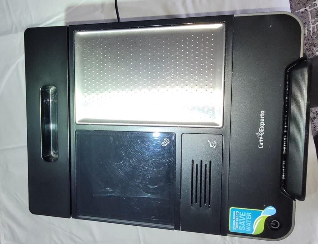 Bazar, nabídka, prodej, nabízím, prodám videokonferenční zařízení s displejem a ovládacím panelem.