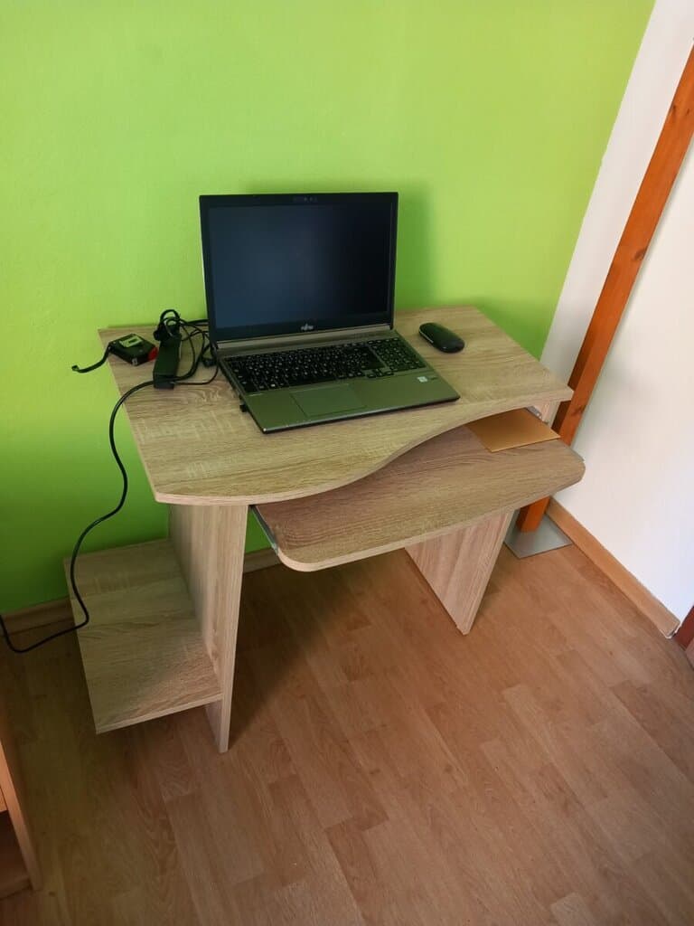 Počítač na psacím stole s monitorem, klávesnicí a myší. Ideální pro domácí kancelář nebo studium.