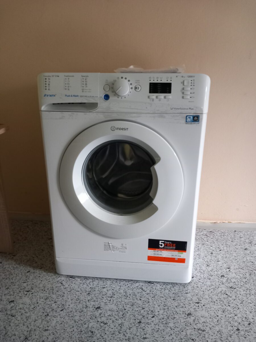 Pračka Whirlpool s předním plněním, bílá, úsporná a tichá. Ideální pro domácnosti, kapacita 5 kg.