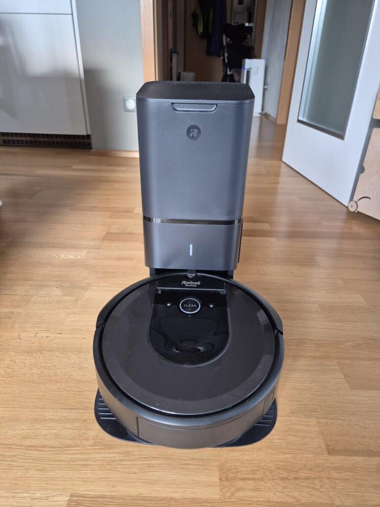 V bazaru nabízím robotický vysavač s nabíjecí stanicí, vhodný pro efektivní úklid domácnosti.