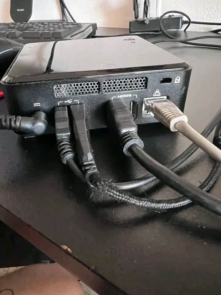 Bazar, nabídka, prodej herní konzole s více kabely.