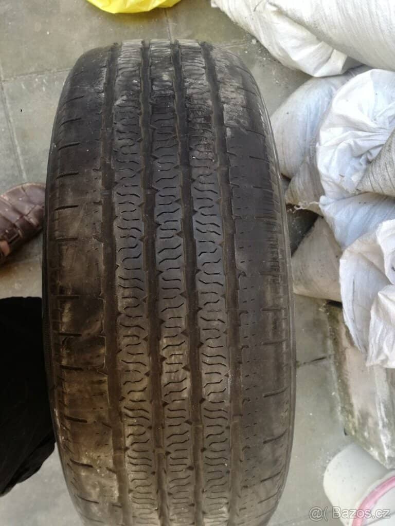 Bazar, nabídka, prodej, nabízím, prodám starou pneumatiku.