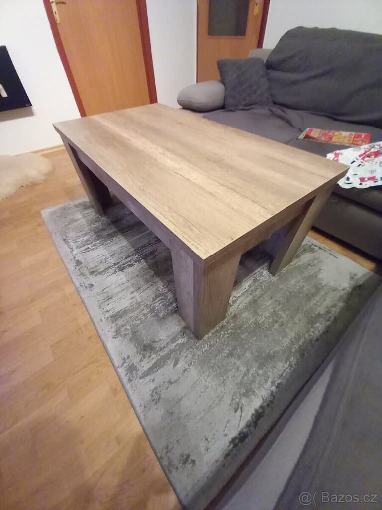 Moderní dřevěný jídelní stůl v obývacím pokoji, vhodný do domácnosti.