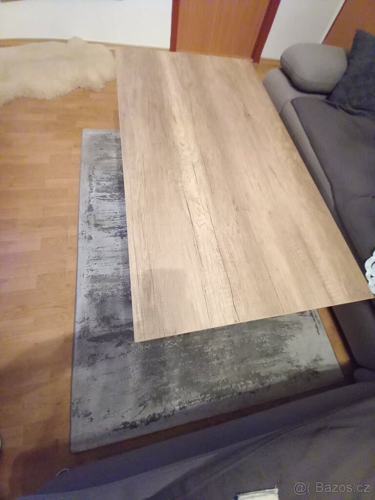 Dřevěný konferenční stolek na pohovce, moderní design, vhodný do obývacího pokoje.