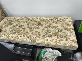 Bazar, nabídka, prodej, nabízím, prodám postel s květinovým potahem.