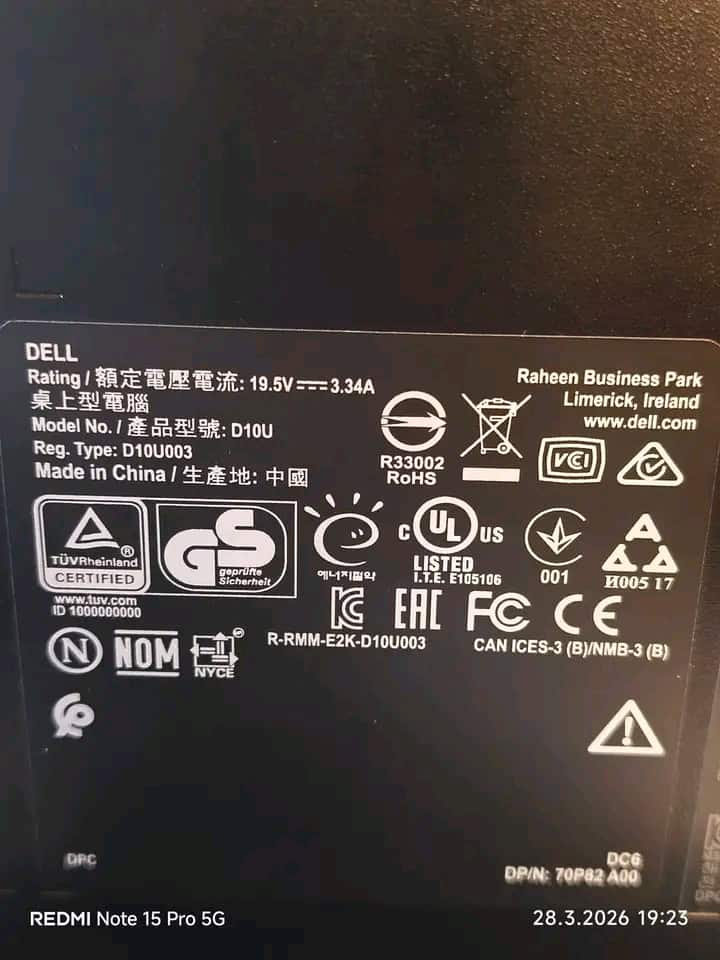 Dell notebook s označením D10U, vhodný do bazaru nebo na prodej.