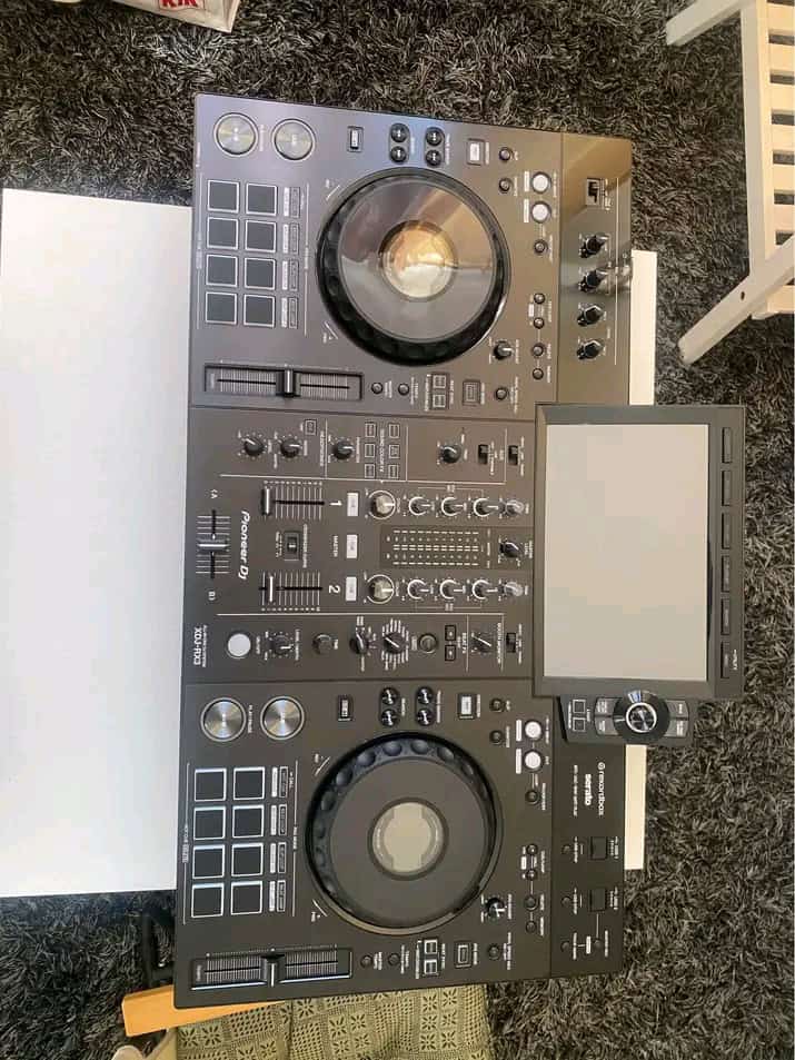 DJ pult s ovládacími prvky, ideální pro začínající i pokročilé DJ.