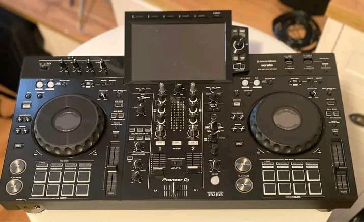 Bazar, nabídka, prodej DJ mixážního pultu, ideální pro začínající i profesionální DJ.