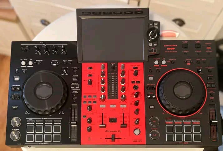 Bazar, nabídka, prodej, nabízím, prodám DJ mixážní pult s ovládacími prvky a displejem.