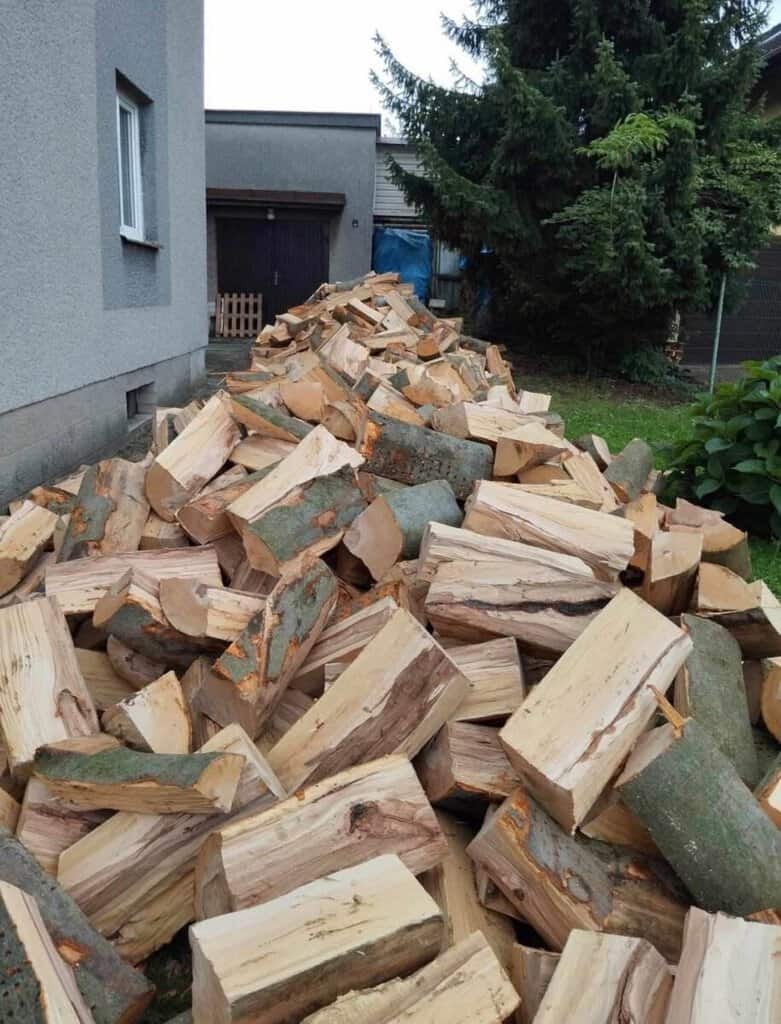 Bazar, nabídka dřeva na prodej, nabízím kvalitní palivové dřevo, prodám dřevo na topení.