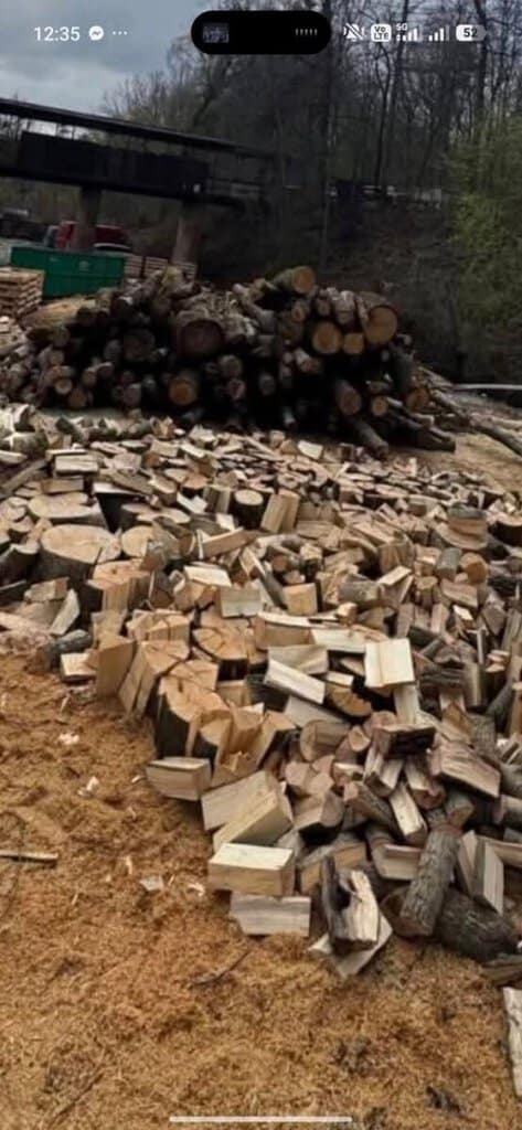 Nabízím dřevo na prodej, vhodné na topení nebo stavbu, bazarová nabídka.