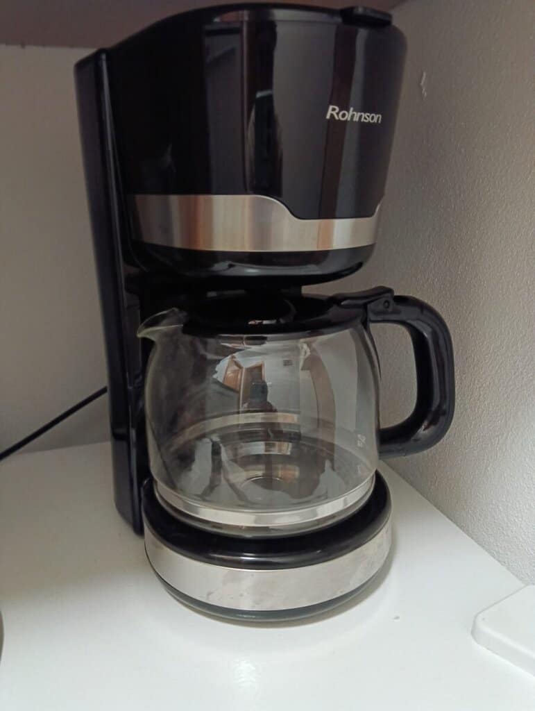 Kávovar Rohnson s nerezovou a skleněnou konvicí, vhodný pro přípravu kávy doma nebo v kanceláři.