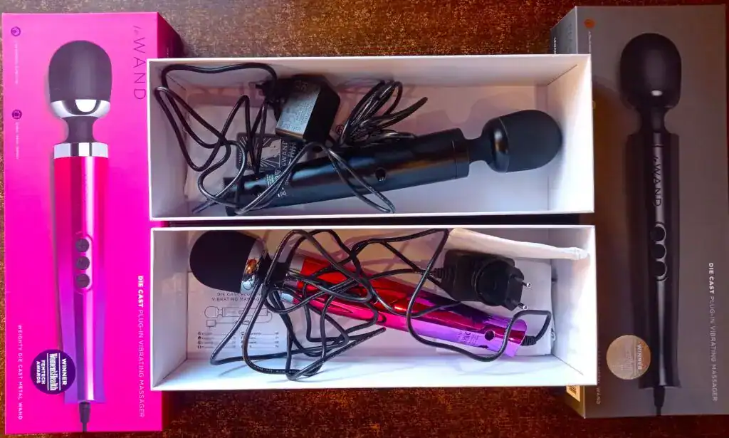 Vibrátor s ovládáním, růžový a černý, vhodný pro intimní použití, v originálním balení.